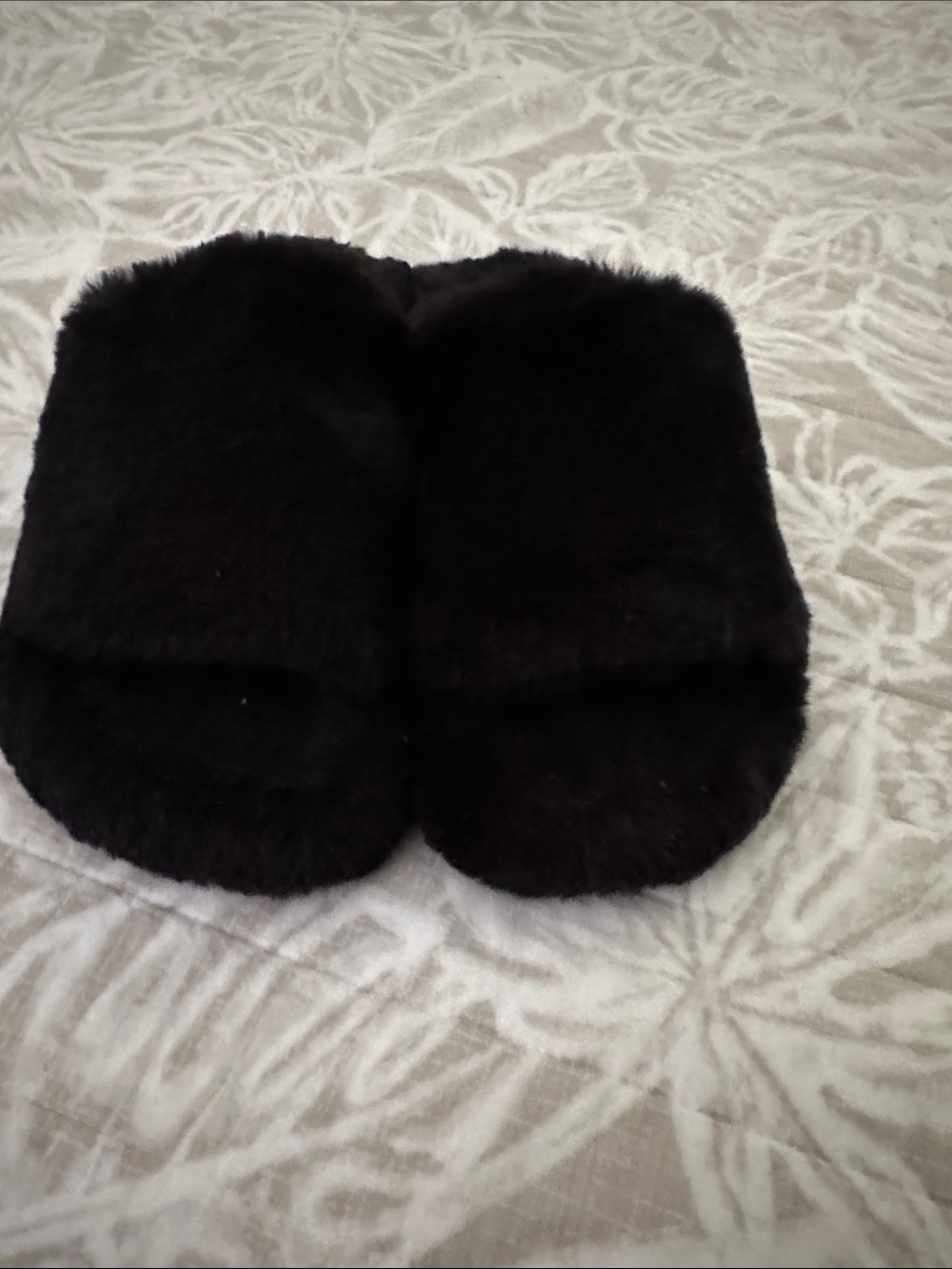 Skims Women’s Black Fuzzy Slide Slippers